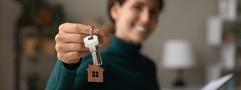 Realtor gives keys to new home